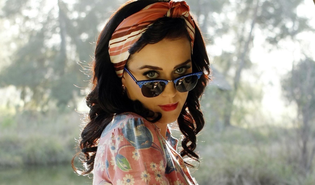 Fondo de pantalla Katy Perry Wearing Ray Ban 1024x600