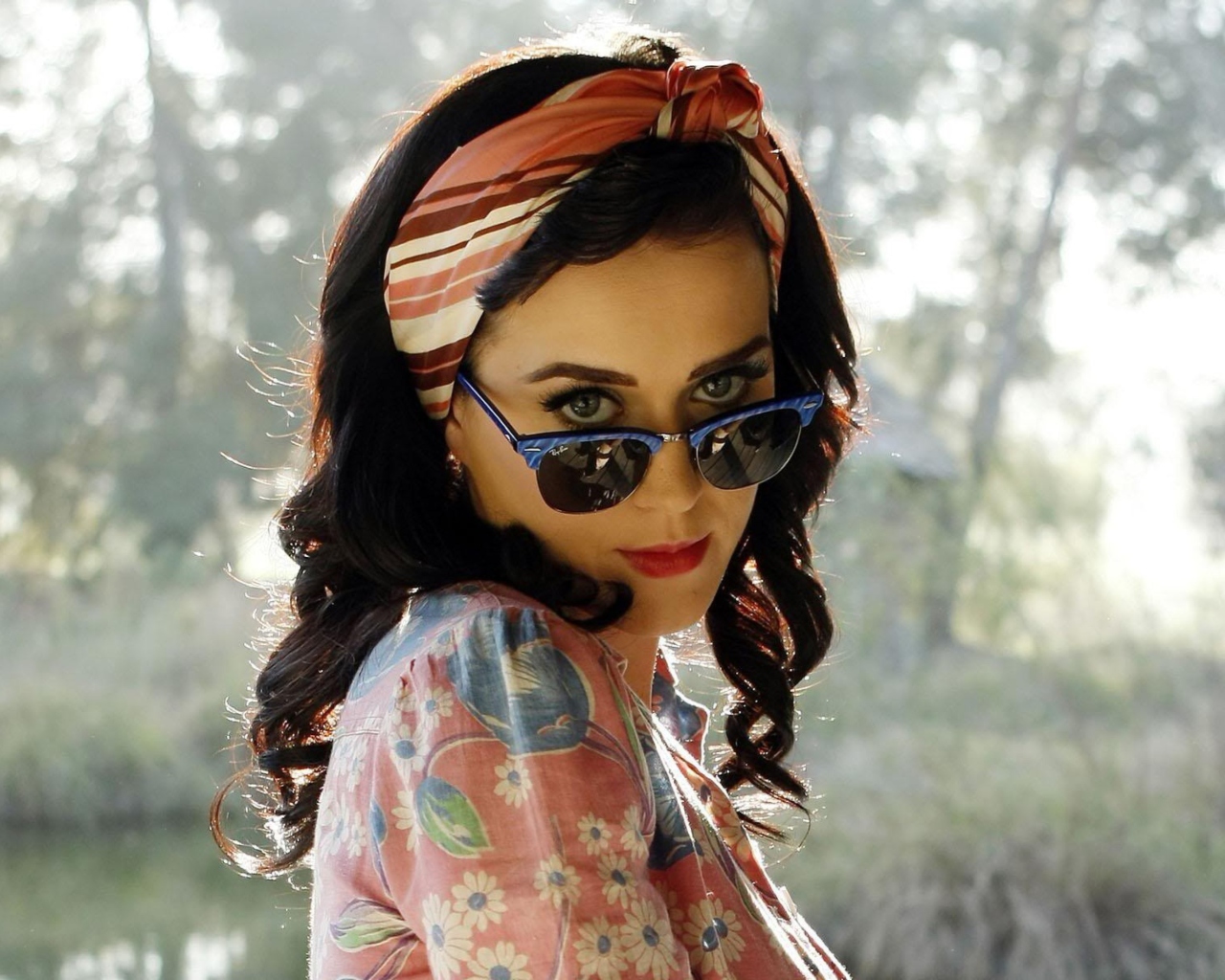 Screenshot №1 pro téma Katy Perry Wearing Ray Ban 1280x1024
