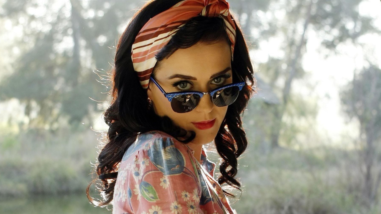 Sfondi Katy Perry Wearing Ray Ban 1280x720