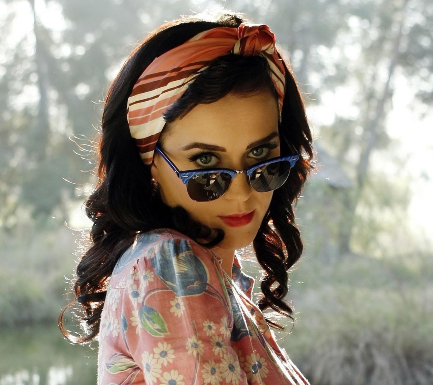 Обои Katy Perry Wearing Ray Ban 1440x1280