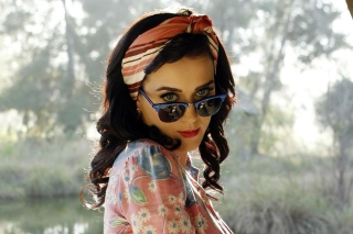 Katy Perry Wearing Ray Ban Background for Android, iPhone and iPad