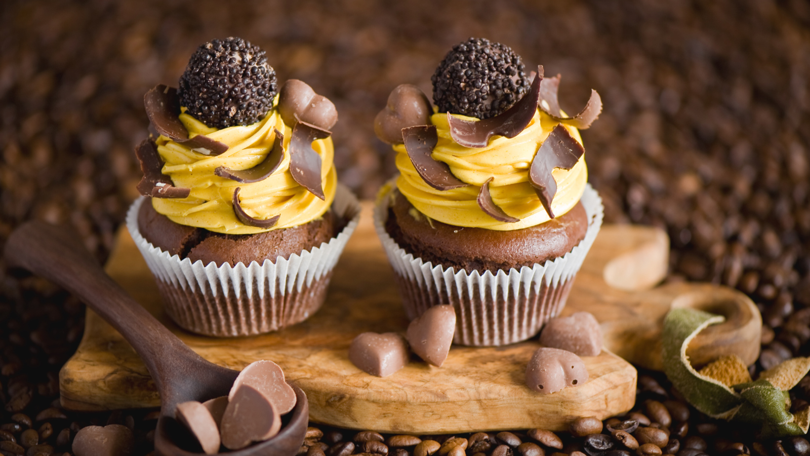 Sfondi Cream And Chocolate Cupcakes 1600x900