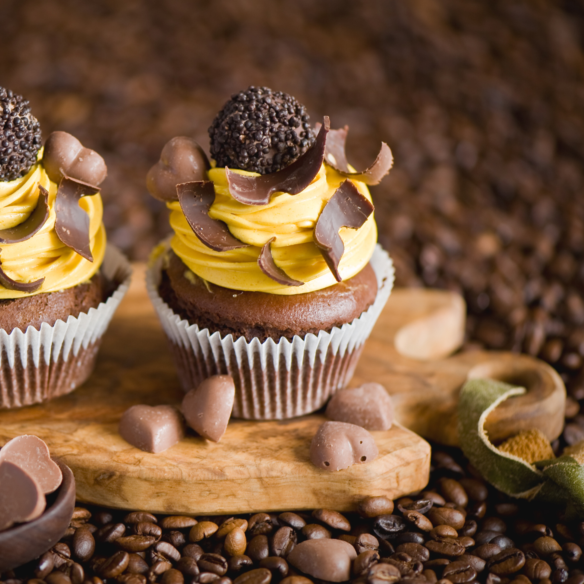 Sfondi Cream And Chocolate Cupcakes 2048x2048