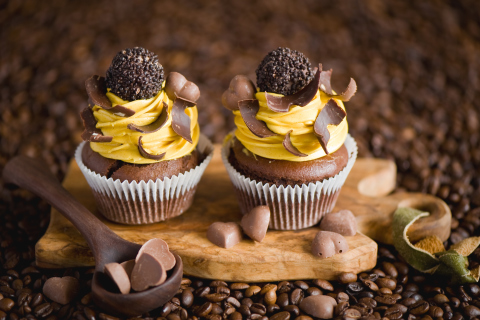 Обои Cream And Chocolate Cupcakes 480x320