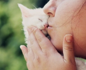 Girl Kissing Kitten screenshot #1 176x144