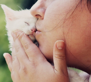 Girl Kissing Kitten sfondi gratuiti per 1024x1024