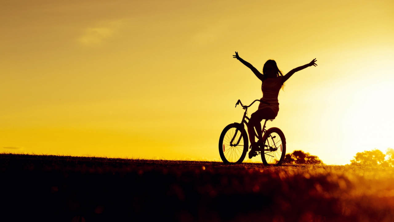 Fondo de pantalla Bicycle Ride At Golden Sunset 1280x720