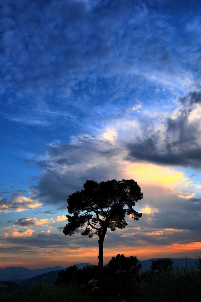 Das Dramatic Sky Wallpaper 640x960