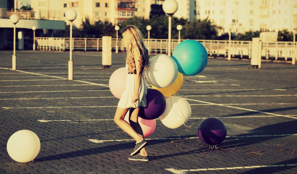 Fondo de pantalla Happy Girl With Colorful Balloons 1024x600