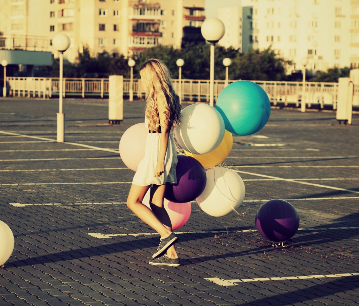 Fondo de pantalla Happy Girl With Colorful Balloons 1200x1024
