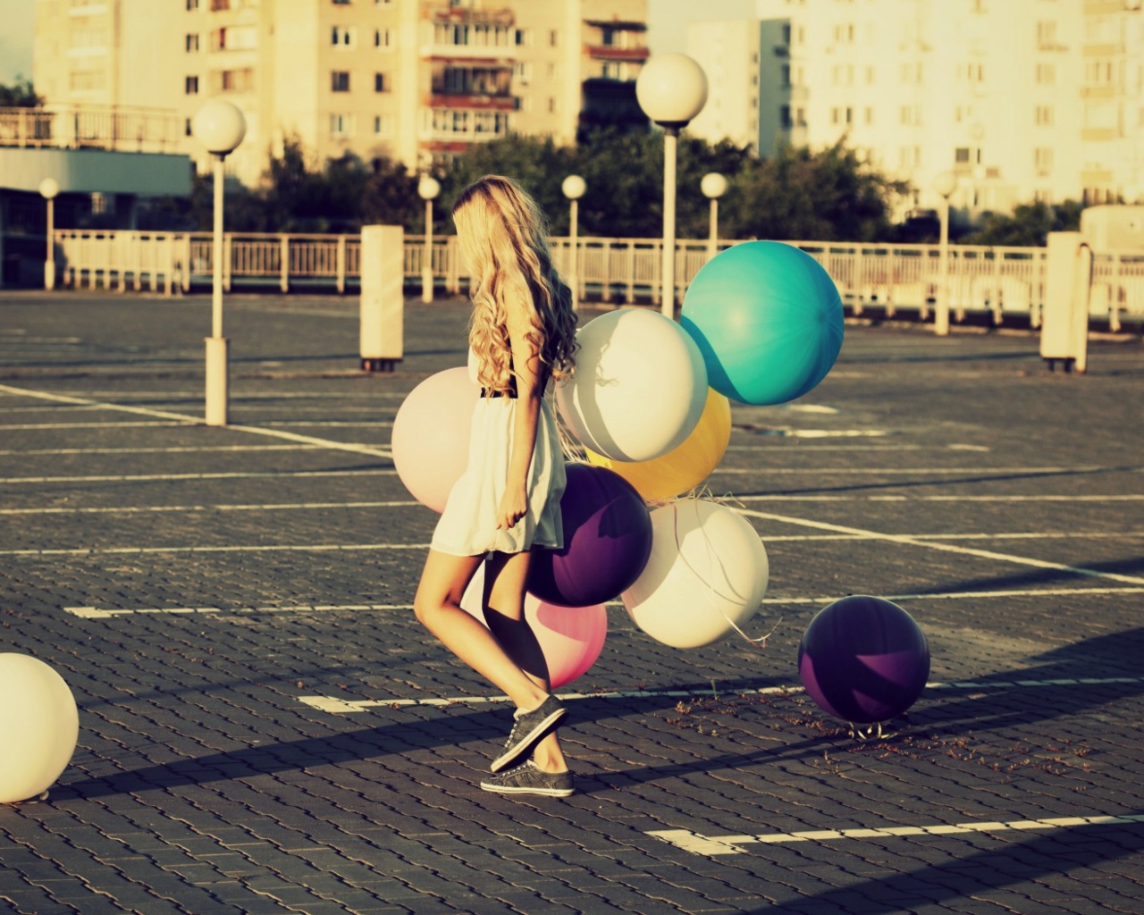 Fondo de pantalla Happy Girl With Colorful Balloons 1280x1024