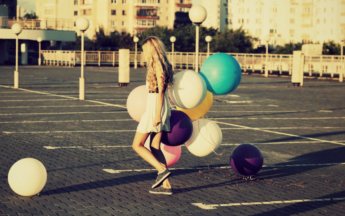 Обои Happy Girl With Colorful Balloons 1440x900