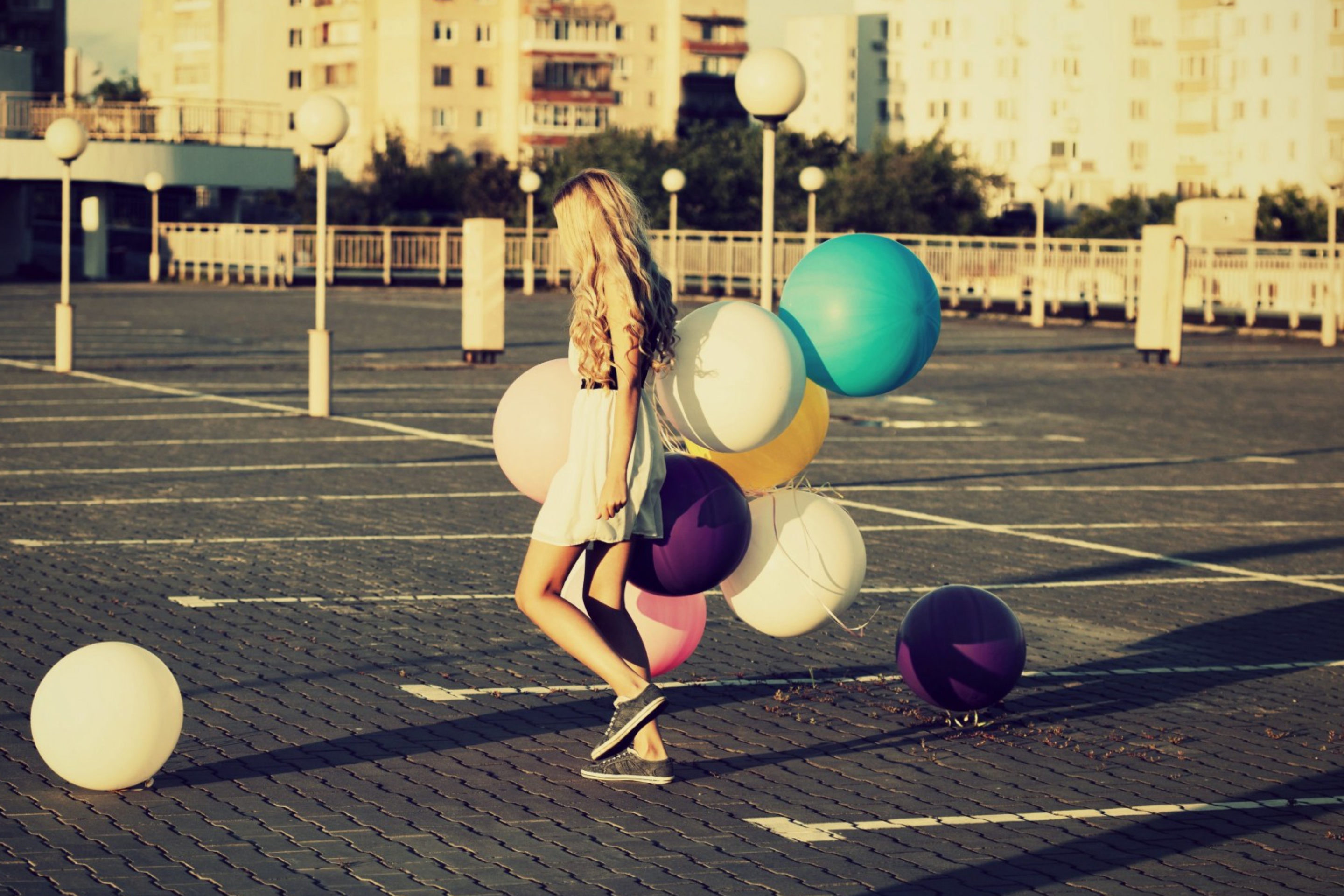 Обои Happy Girl With Colorful Balloons 2880x1920