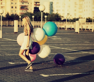 Kostenloses Happy Girl With Colorful Balloons Wallpaper für 1024x1024