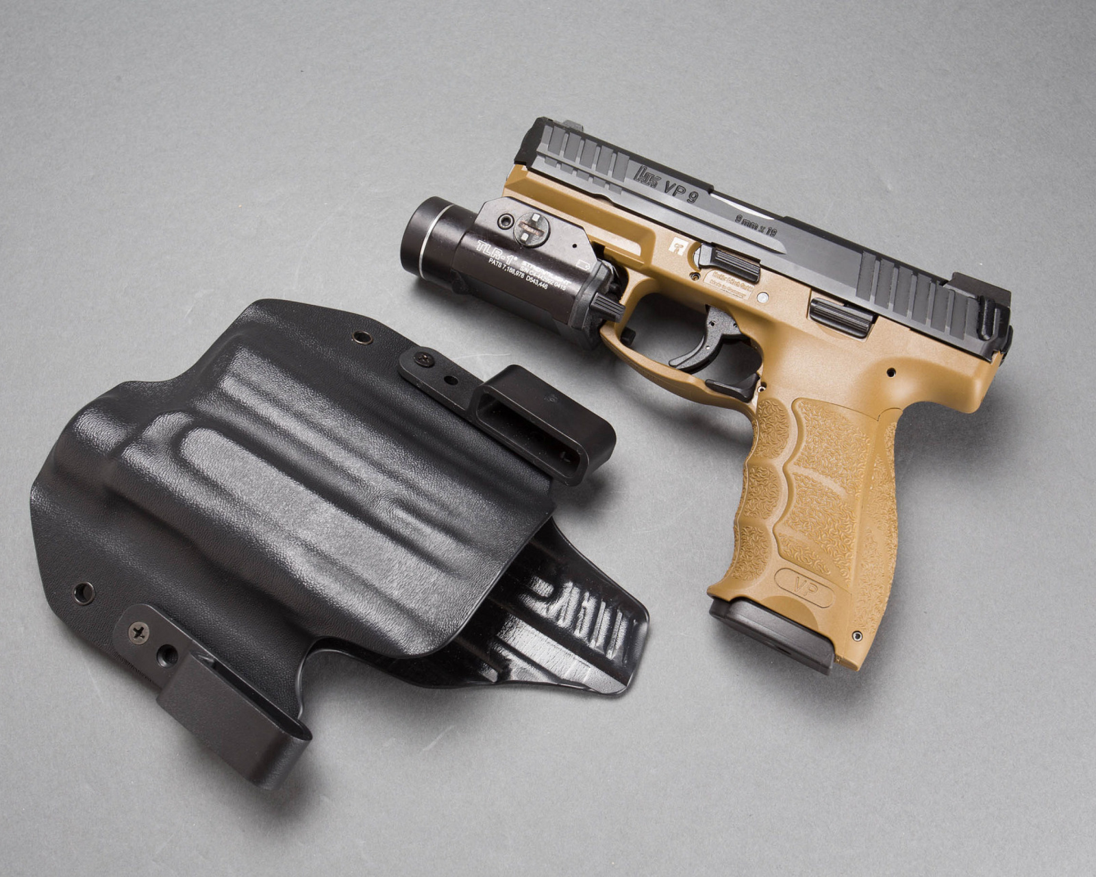 Обои Pistols Heckler & Koch 9mm 1600x1280