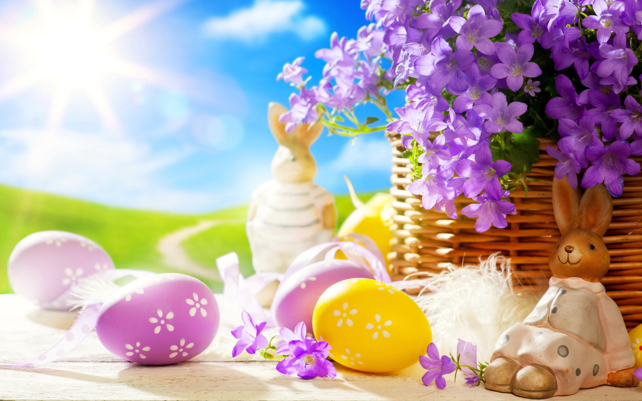 Обои Easter Rabbit And Purple Flowers 1280x800