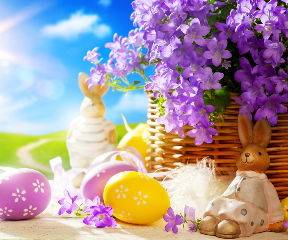 Fondo de pantalla Easter Rabbit And Purple Flowers 960x800