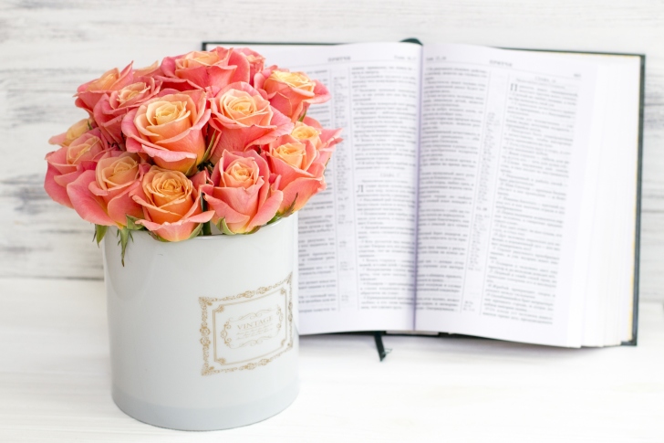 Roses and Book wallpaper