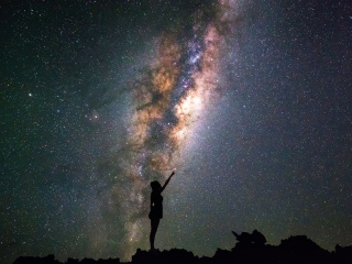 Sfondi Girl silhouette on night sky background 320x240