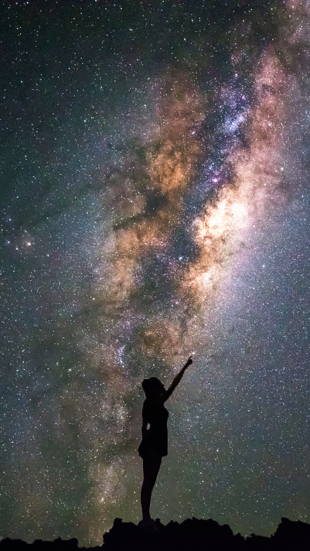 Das Girl silhouette on night sky background Wallpaper 640x1136