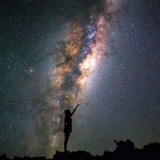 Girl silhouette on night sky background - Obrázkek zdarma pro 1024x1024