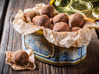 Sfondi Box with chocolate truffle candies 320x240