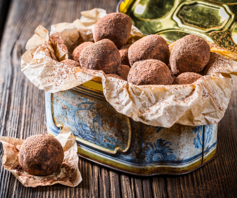 Sfondi Box with chocolate truffle candies 480x400