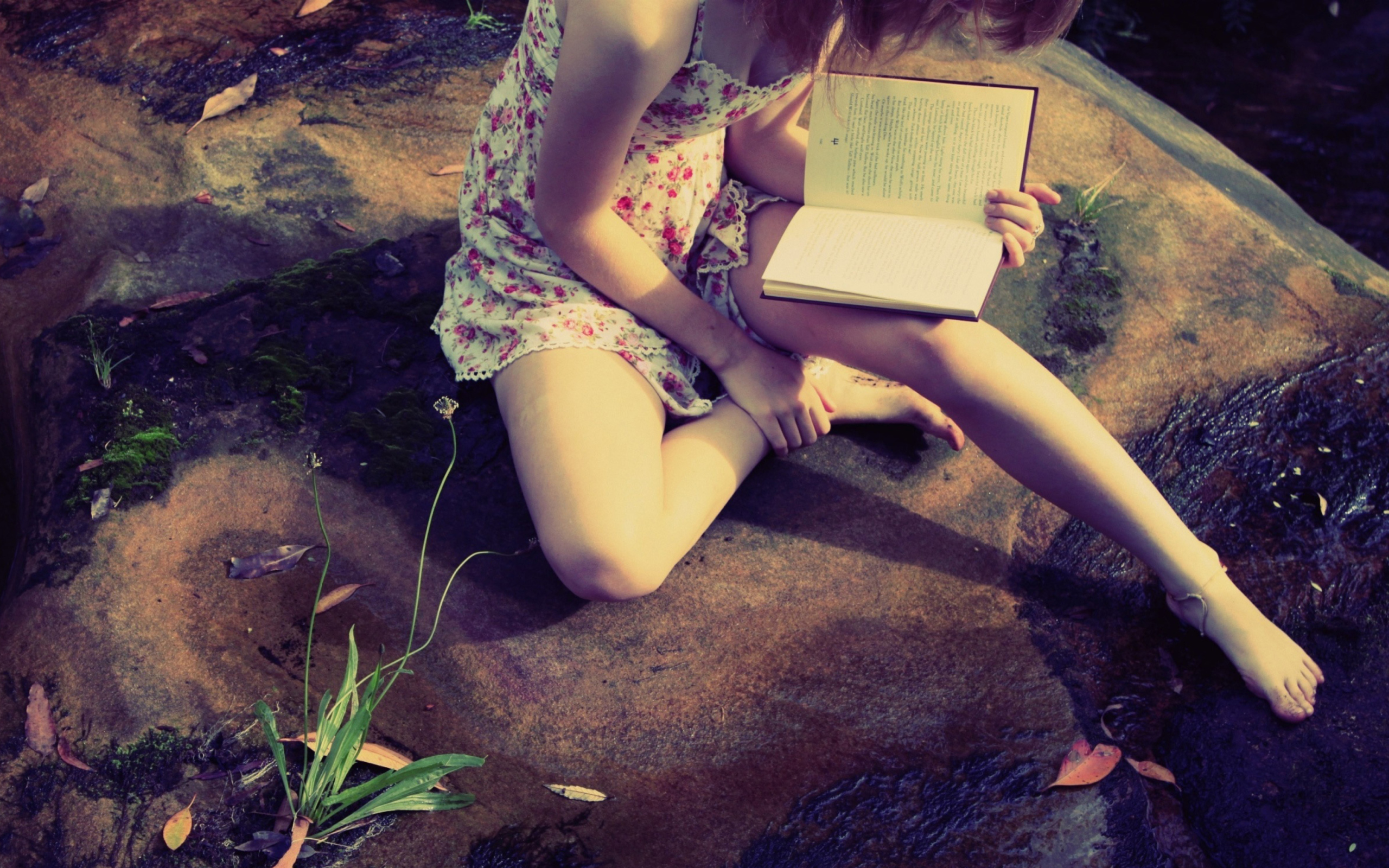 Screenshot №1 pro téma Girl Reading Book 2560x1600