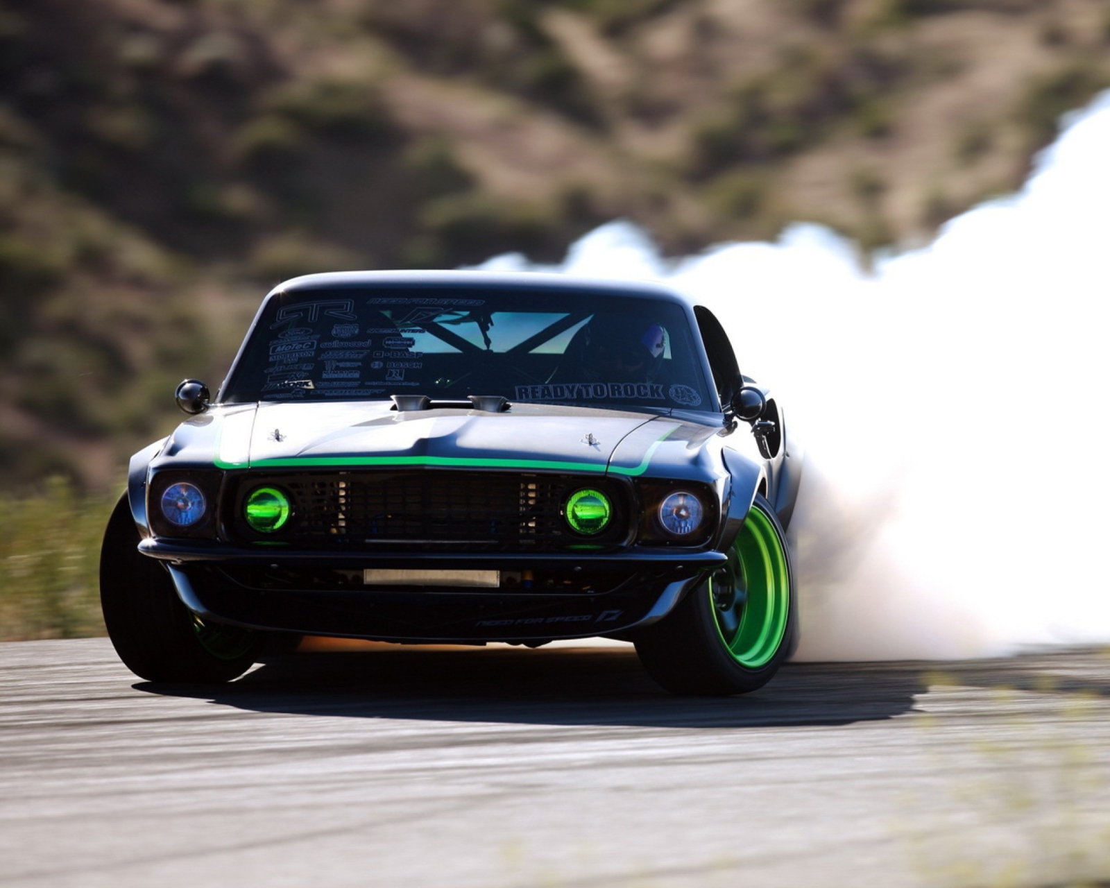 Обои Ford Mustang Drifting 1600x1280