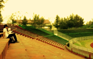 Kids On Stadium - Obrázkek zdarma pro 220x176