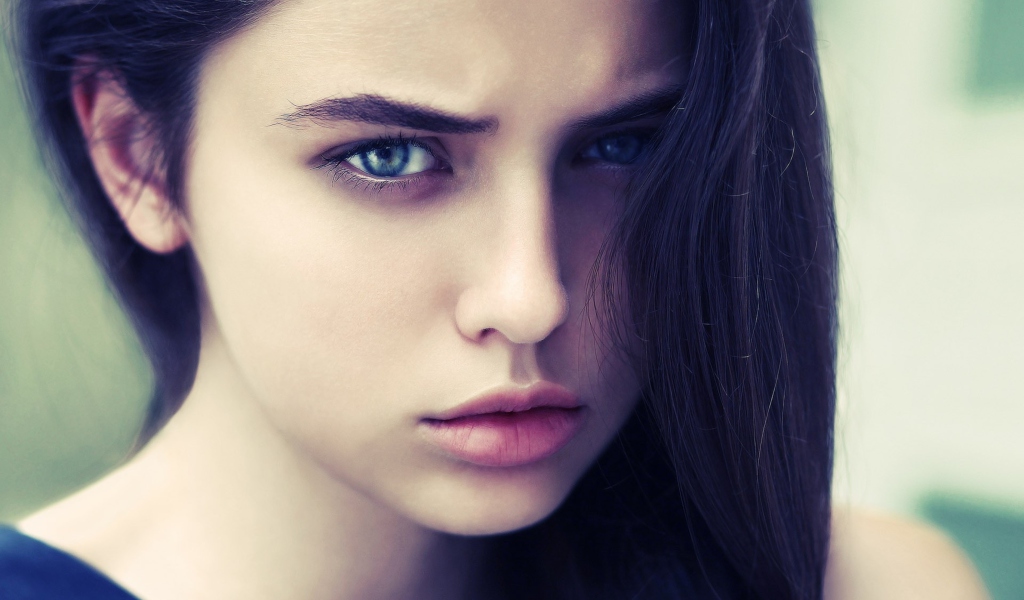 Screenshot №1 pro téma Brunette Girl With Blue Eyes 1024x600