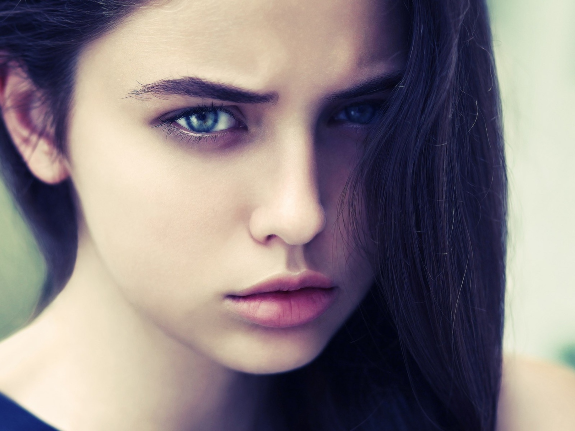 Fondo de pantalla Brunette Girl With Blue Eyes 1152x864