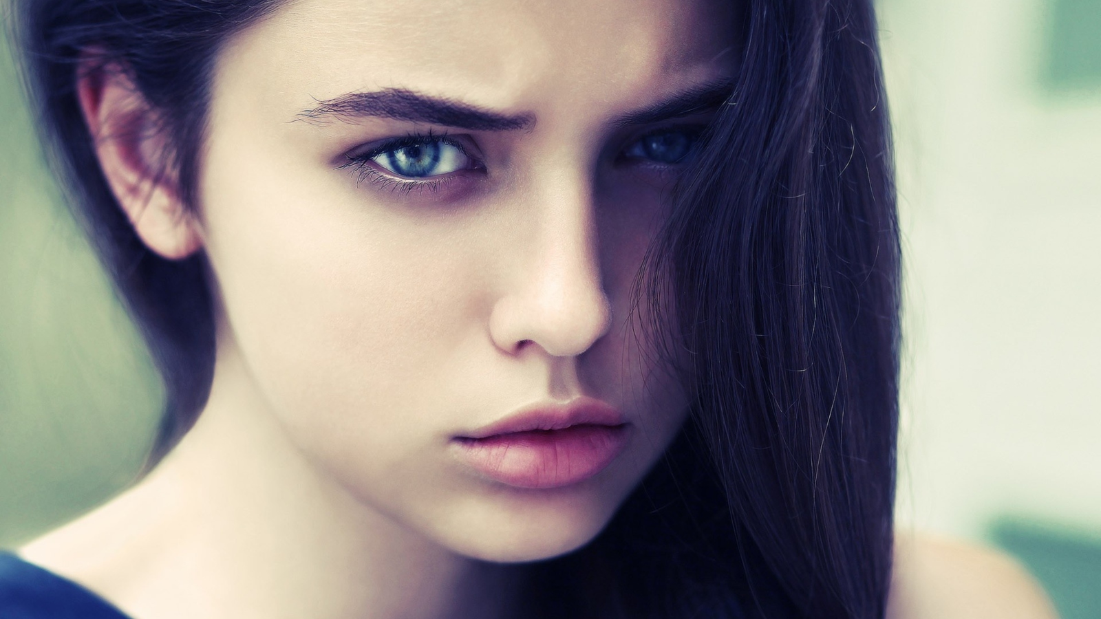 Brunette Girl With Blue Eyes screenshot #1 1600x900