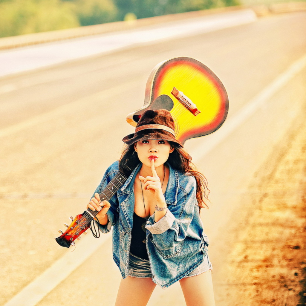 Sfondi Girl, Guitar And Road 1024x1024