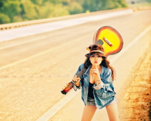 Screenshot №1 pro téma Girl, Guitar And Road 220x176