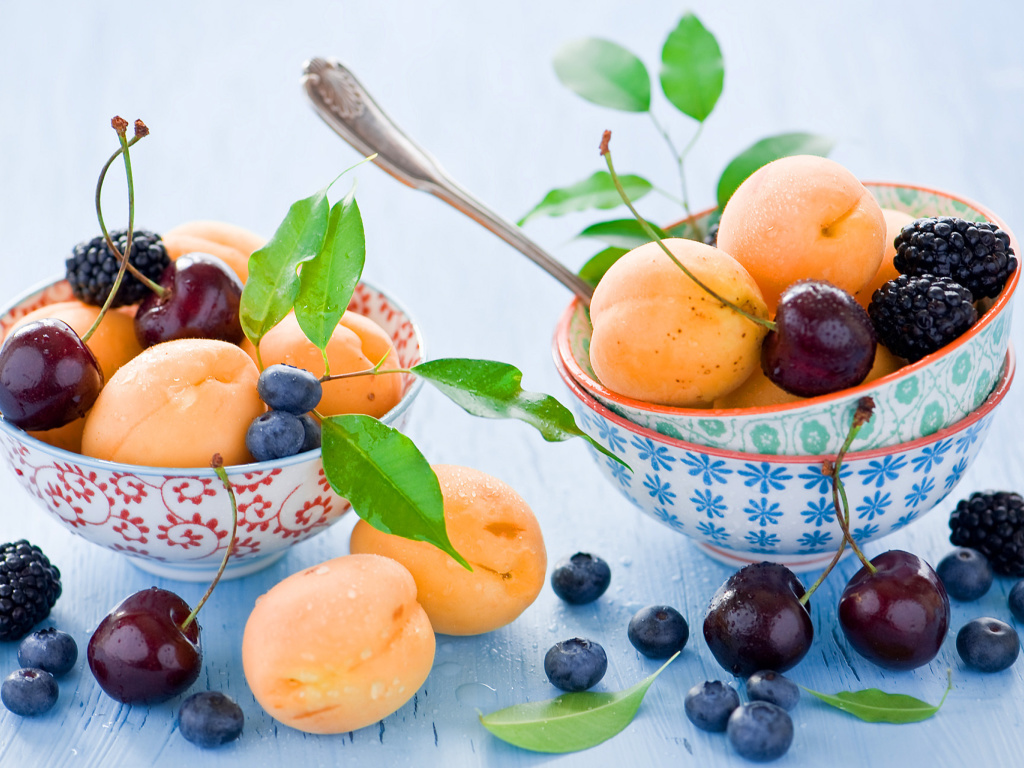 Sfondi Apricots, cherries and blackberries 1024x768