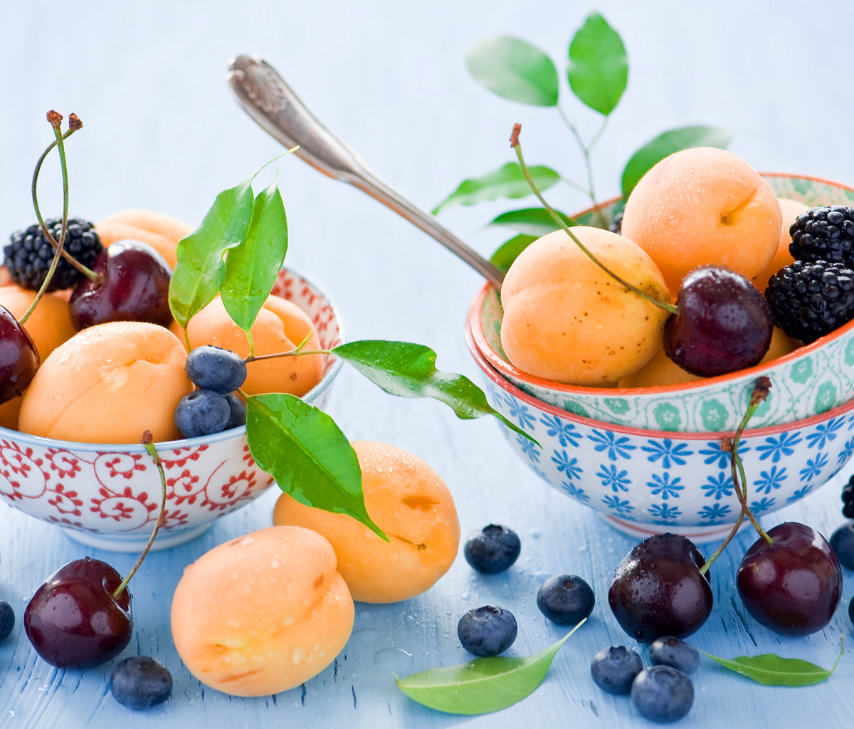 Sfondi Apricots, cherries and blackberries 1200x1024