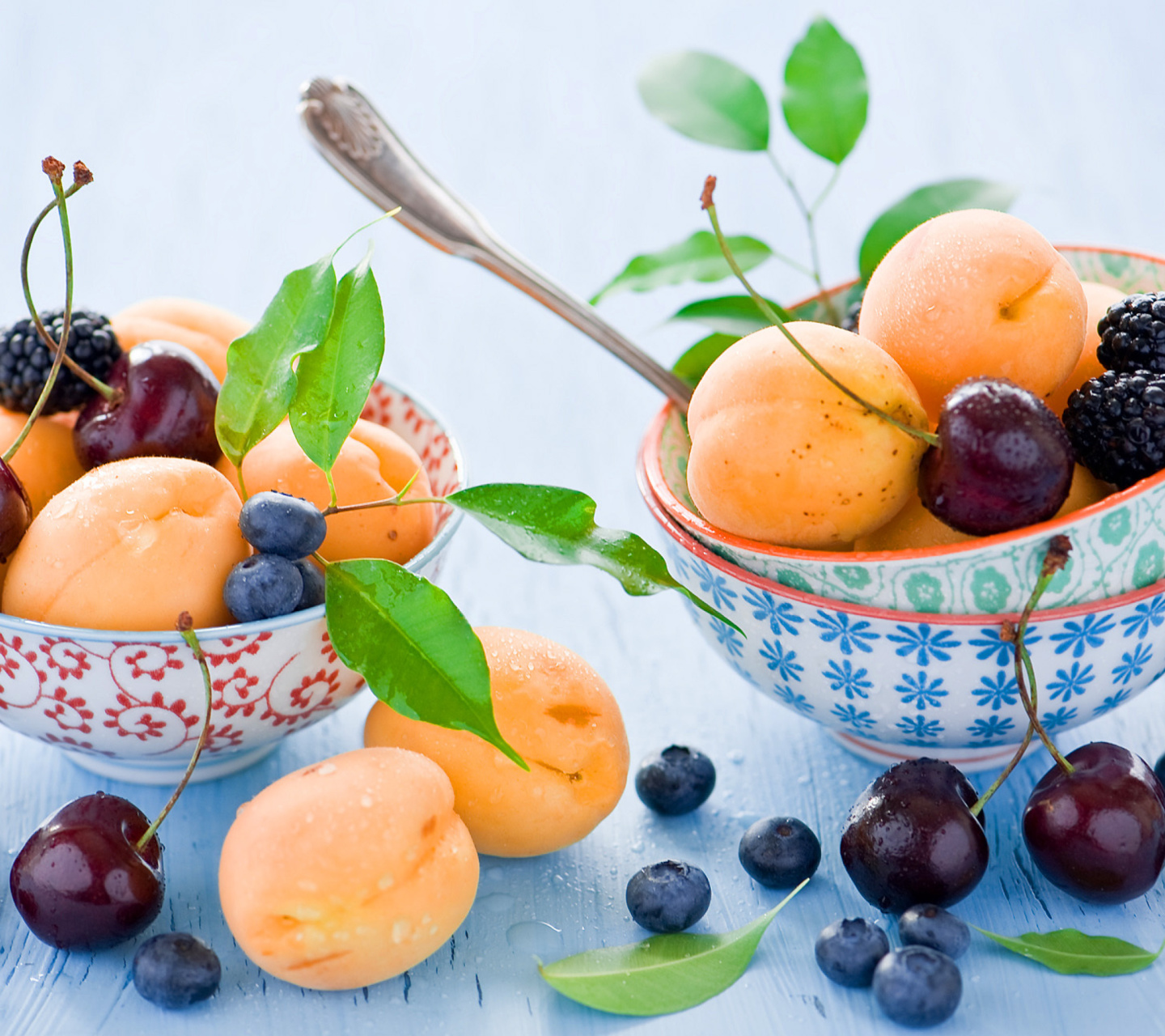 Обои Apricots, cherries and blackberries 1440x1280