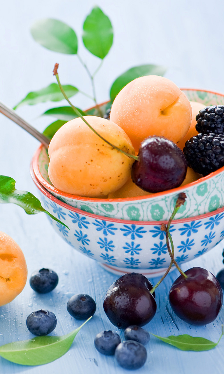 Sfondi Apricots, cherries and blackberries 768x1280