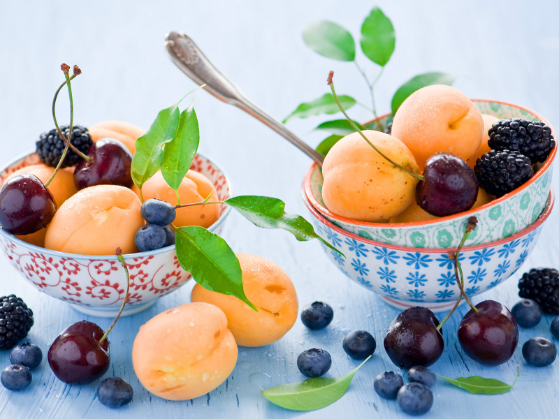 Apricots, cherries and blackberries wallpaper 800x600