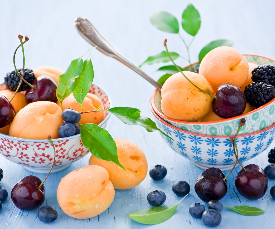 Sfondi Apricots, cherries and blackberries 960x800