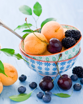 Apricots, cherries and blackberries - Obrázkek zdarma pro 132x176