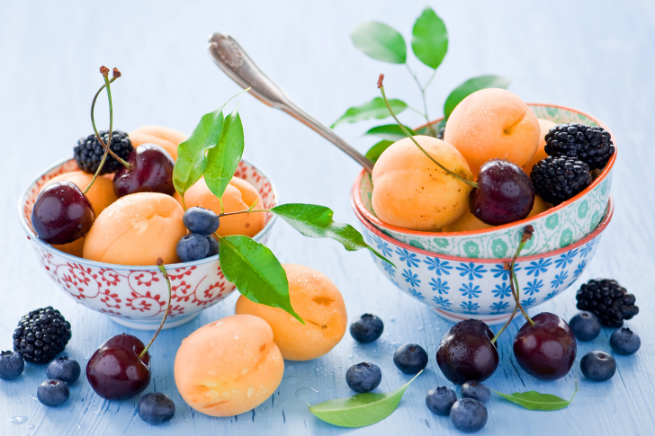 Обои Apricots, cherries and blackberries