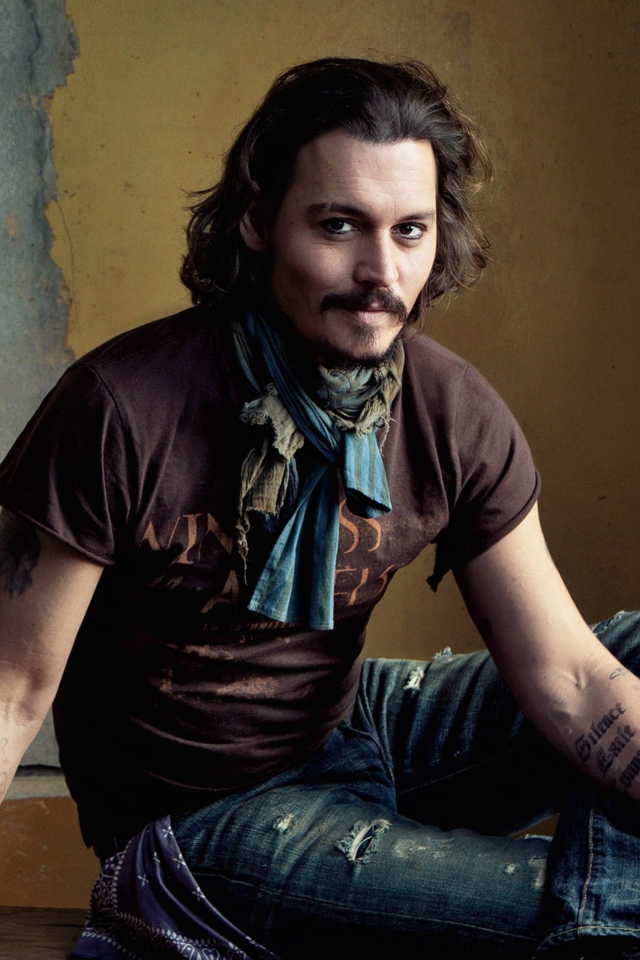 Das Good Looking Johnny Depp Wallpaper 640x960
