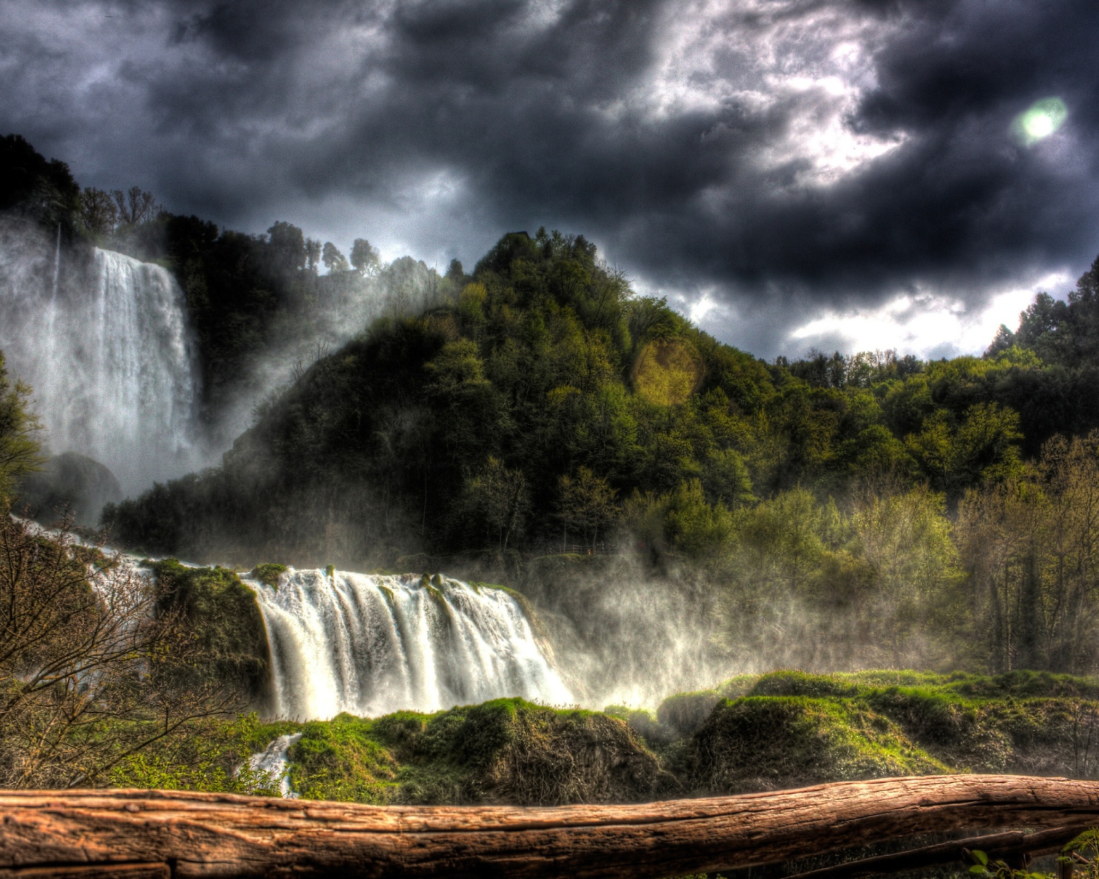 Screenshot №1 pro téma Storm Over Waterfall 1600x1280