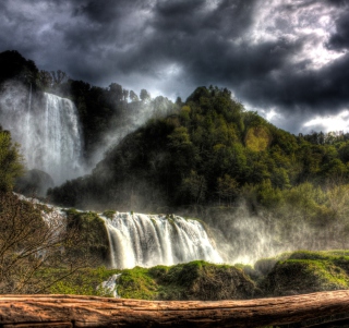 Storm Over Waterfall - Obrázkek zdarma pro iPad 2