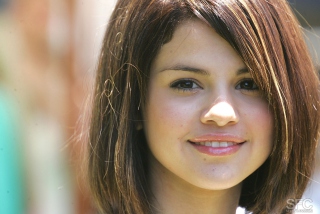 Beautiful Selena Gomez - Obrázkek zdarma pro Nokia Asha 205