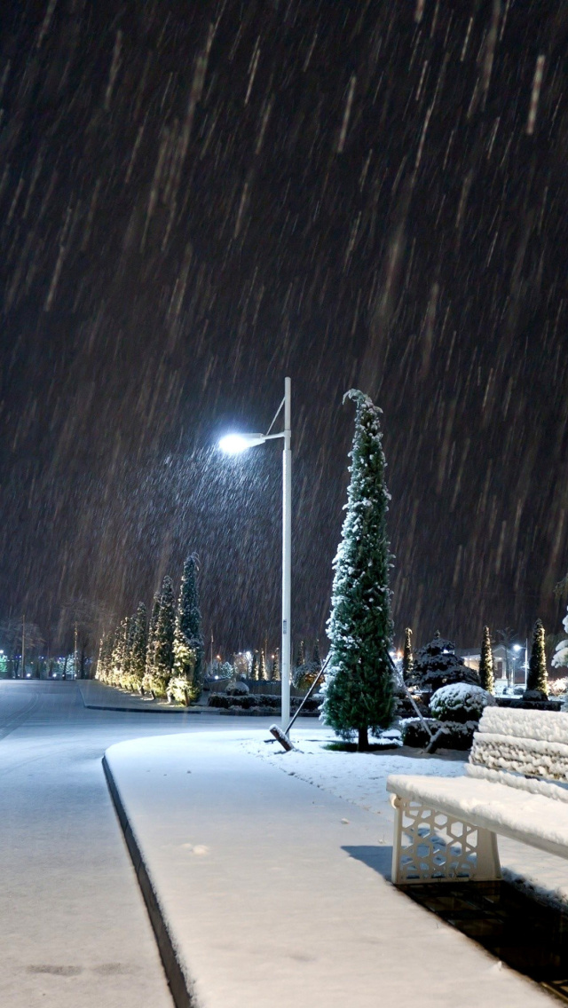 Screenshot №1 pro téma Snowstorm and light lanterns 640x1136
