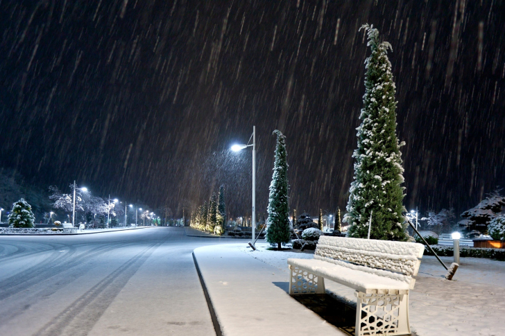 Fondo de pantalla Snowstorm and light lanterns