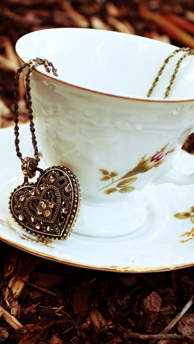 Screenshot №1 pro téma Heart Pendant And Vintage Cup 640x1136